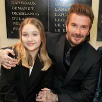 Harper Beckham semakin beranjak dewasa. Pesonanya kian menarik perhatian dengan gaya fashionnya yang effortless chic di segala suasana. [Foto: Instagram/ Harper Beckham Fashion]
