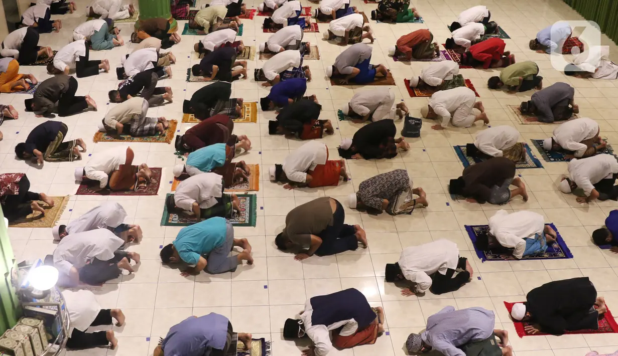 Jemaah melaksanakan salat tarawih pertama Ramadan 1441 Hijriah di Masjid Jami Al Ma'wa, Karang Tengah, Tangerang, Banten, Kamis (23/42020). Warga melaksanakan salat tarawih berjemaah dengan menerapkan physical distancing untuk mencegah penyebaran virus corona COVID-19. (Liputan6.com/Angga Yuniar)