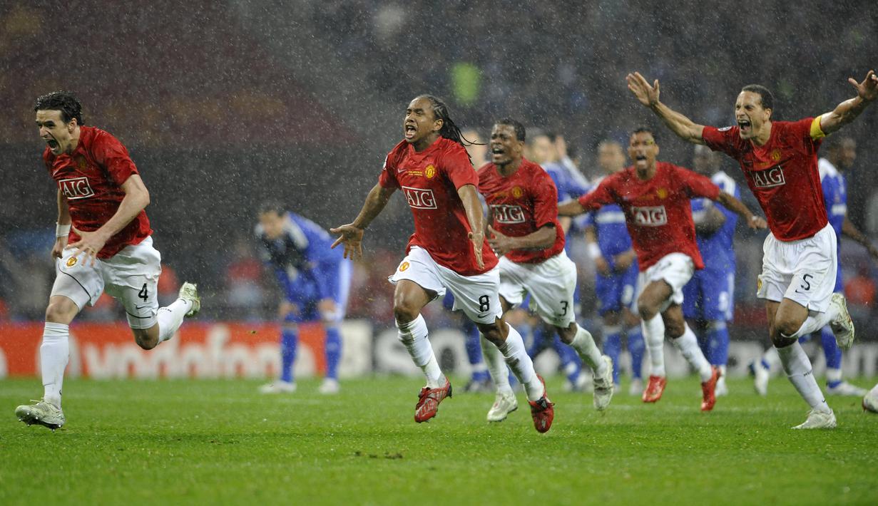 Final musim 2007/2008. Dua tim dari Liga Inggris, Manchester United dan Chelsea bertemu di laga final Liga Champions musim 2007/2008. Laga yang digelar di Luzhniki Stadium, Moskow, Rusia (21/5/2008) itu akhirnya dimenangkan Manchester United 6-5 melalui adu penalti, setelah kedua tim bermain imbang 1-1 di waktu normal hingga babak perpanjangan waktu lewat gol-gol Cristiano Ronaldo di menit ke-26 dan Frank Lampard di menit ke-45. (AFP/Franck Fife)