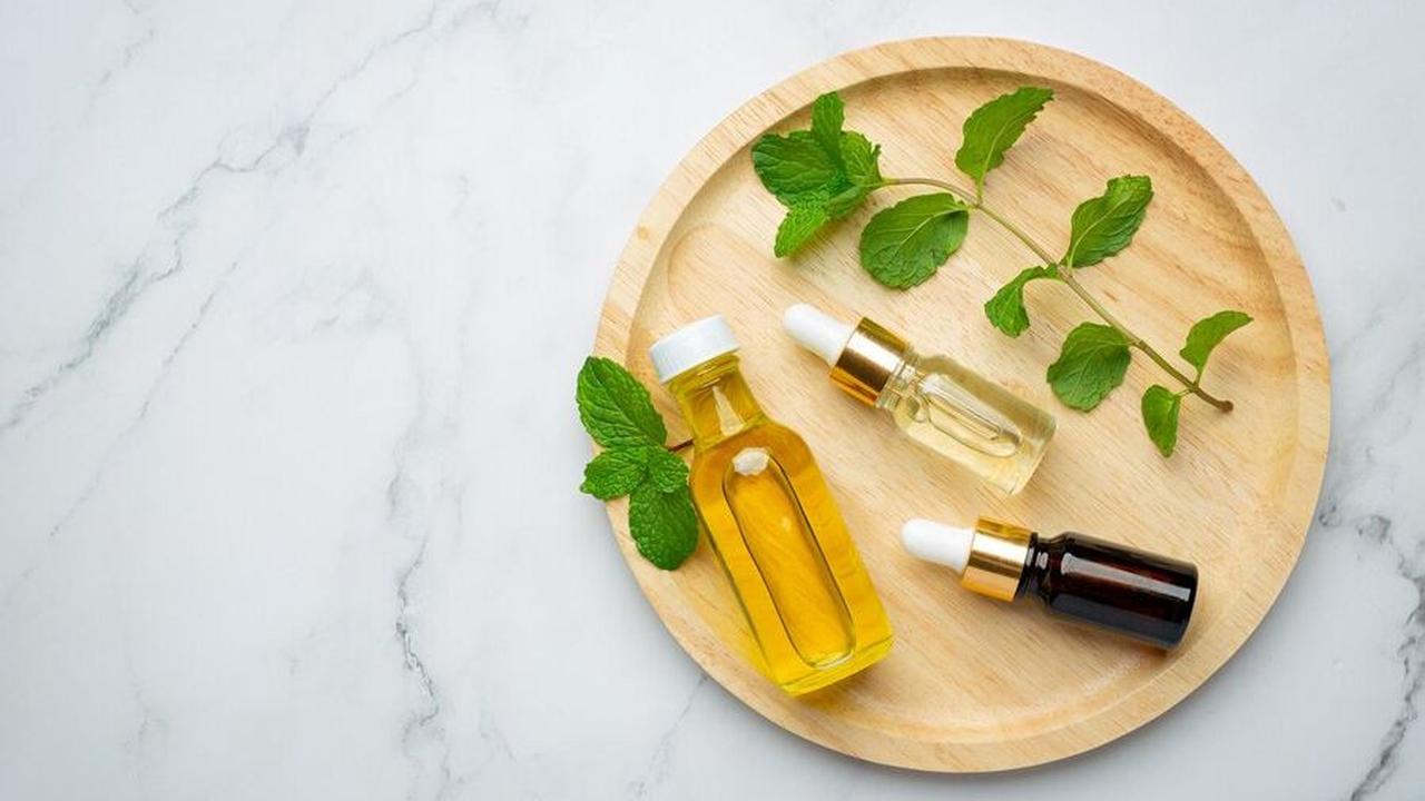 Essence memiliki formula lebih ringan dari serum, fokus pada penambahan kelembapan dan meratakan warna kulit.&nbsp;