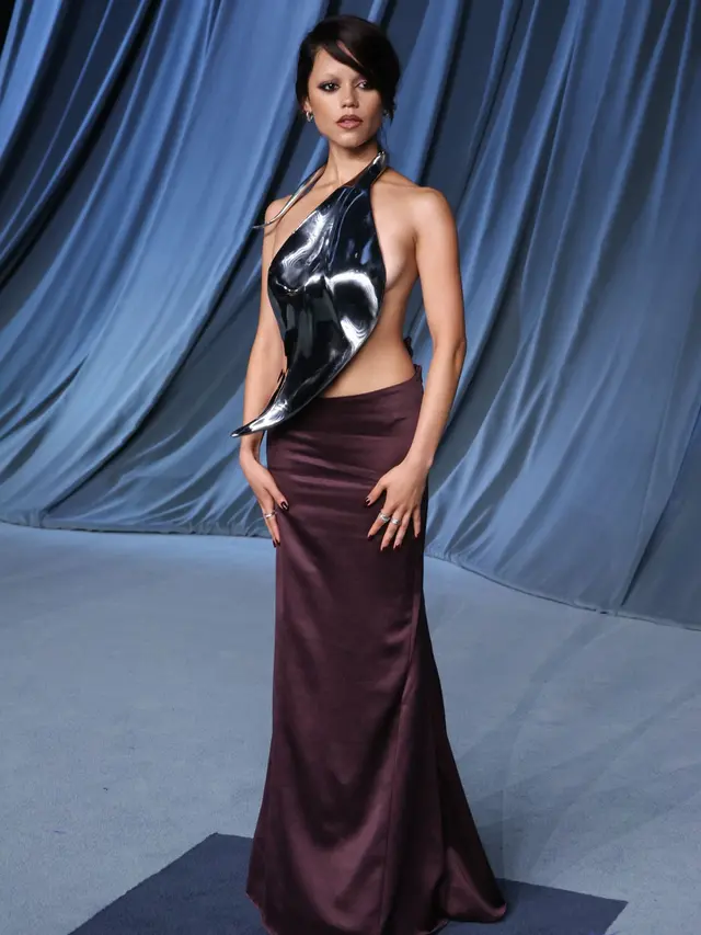 Potret Jenna Ortega Tampil Futuristik dengan Breastplate Dress di Academy Museum Gala 2025