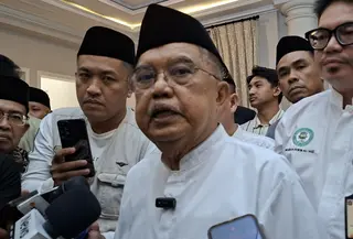 Wakil Presiden ke-10 dan ke-12 RI Jusuf Kalla, menilai Indonesia harus menunjukkan keberpihakan kepada negara yang diserang dalam konflik internasional. (Liputan6.com/Rifqy Alief Abiyya)