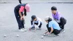 Beberapa anak memainkan olahraga Petanque di Lapangan Latih Dua Kompleks 700th Anniversary of Chiang Mai Stadium, Thailand, Kamis (11/12/2025). Petanque merupakan salah satu olahraga favorit bagi masyarakat Thailand. (Bola.com/Bagaskara Lazuardi)