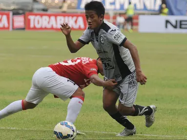 Penyerang Sriwijaya FC, Bayu Gatra berusaha melewati pemain Bali United saat laga perebutan tempat ketiga Piala Bhayangkara 2016 di Stadion GBK Jakarta, Minggu (3/4/2016). Sriwijaya unggul 2-0. (Liputan6.com/Helmi Fithriansyah)