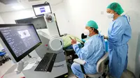 Tim dokter bedah mata RS Mata JEC Kedoya menjalankan tindakan bedah laser refraktif kepada pasien menggunakan teknologi ReLEx SMILE PRO di Rumah Sakit Mata JEC Kedoya, Jakarta  (03/12/2022). (Liputan6.com)