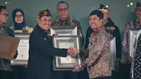 Wakil Menteri Kesehatan RI, Dante Saksono Harbuwono, menyerahkan penghargaan Sanitasi Total Berbasis Masyarakat (STBM) kepada 42 kabupaten/kota dalam acara STBM 2024 di Jakarta, Selasa (10/12/2024). (Ist)