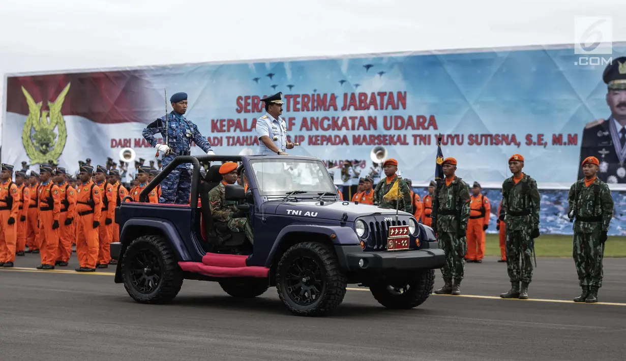 Panglima TNI Marsekal Hadi Tjahjanto mengecek pasuksan saat memimpin upacara serah terima jabatan KSAU di Lapangan Udara Halim Perdanakusuma, Jakarta, Jumat (19/1). (Liputan6.com/Faizal Fanani)