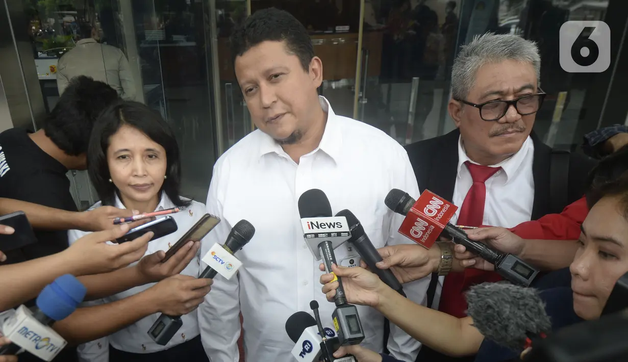 Plt Ketua DKPP Muhammad (tengah), Komisioner DKPP Idha Budhiati, dan Teguh Prasetyo menyampaikan keterangan usai bertemu penyidik KPK di Gedung KPK, Jakarta, Rabu (15/1/2020). DKPP berkoordinasi dengan KPK untuk menggelar sidang etik terhadap Komisioner KPU Wahyu Setiawan. (merdeka.com/Dwi Narwoko)