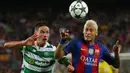 Penyerang Barcelona, Neymar (kanan) berebut bola dengan bek Celtic, Mikael Lustig pada Liga Chmapions Grup C di Stadion Camp Nou, Spanyol (14/9). Barcelona menang atas Celtic dengan skor 7-0. (REUTERS/Paul Hanna)