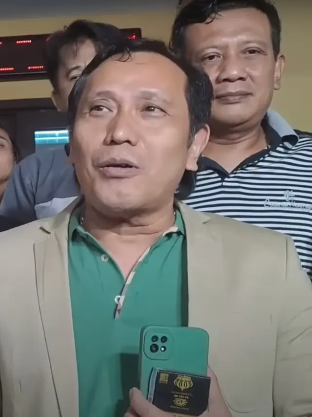 Pengacara Saipul Jamil, Raja Simanjuntak, di Polsek Tambora Jakarta Barat, Jumat (5/1/2024). (Foto: Dok. YouTube Intens Investigasi)