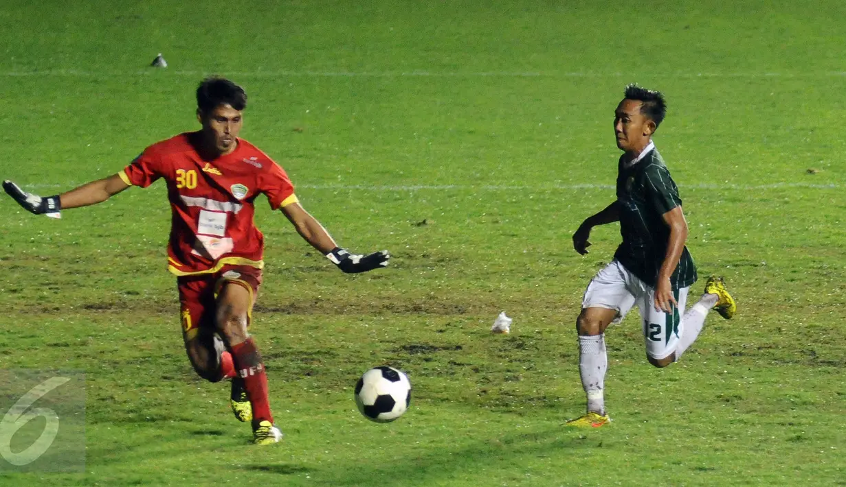 Kiper Cilegon Utd, TB Saprudin (kiri) menutup pergerakan pemain Persebaya, Rendi Irawan saat laga penyisihan Dirgantara Cup 2017 di Stadion Maguwoharjo, Sleman, Sabtu (4/3). Cilegon unggul 2-1. (Liputan6.com/Helmi Fithriansyah)