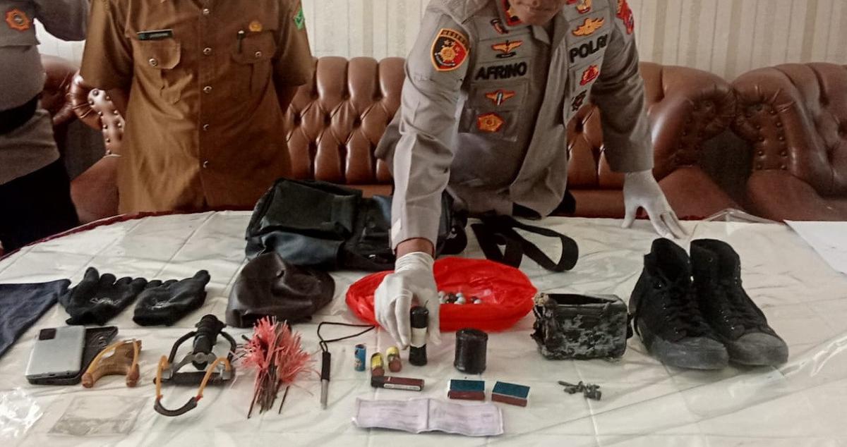 Barang bukti kasus ledakan bom rakitan di MAN 3 Padang. (Dok. Istimewa)