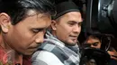 Penyanyi dangdut Saipul Jamil dikawal ketat oleh kepolisian saat akan keluar untuk melakukan shalat Jumat di Polsek Kelapa Gading, Jakarta, Jumat (19/2). Saipul ditetapkan sebagai tersangka kasus pencabulan terhadap DS (17). (Liputan6.com/Johan Tallo)