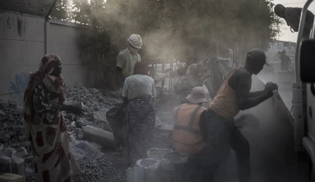 Sebuah truk menurunkan batu dan bahan konstruksi sisa lainnya yang digunakan oleh para wanita untuk dihancurkan menjadi kerikil dan dijual sebagai pelengkap beton murah di sebuah lokasi dekat Cite International des Affaires, N'Djamena, Chad, 12 April 2021. (MARCO LONGARI/AFP)