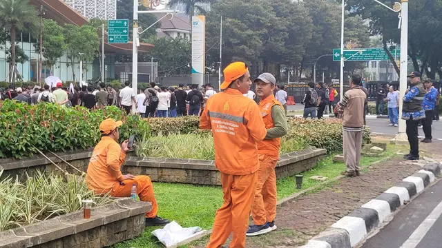 Petugas kebersihan yang bertugas di kawasan  sekitar Monumen Nasional (Monas), Jakarta. (Liputan6.com/Drey)