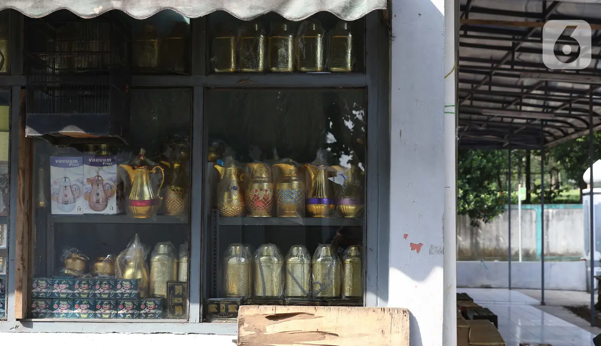 Suasana area penjualan souvenir di Asrama Haji, Pondok Gede, Jakarta, Kamis (25/6/2020). Tahun ini, Asrama Haji Pondok Gede tak seperti sebelumnya ketika ribuan umat muslim berkumpul untuk menerima pembekalan sebelum berangkat menunaikan ibadah haji. (Liputan6.com/Helmi Fithriansyah)
