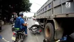 Detik-detik seorang pengendara motor terjatuh dan hampir terlindas truk karena ulah pengendara lainnya.