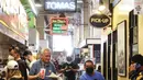 Orang-orang berkumpul di dalam Grand Central Market di Los Angeles, California (3/3/2022). Los Angeles County diperkirakan akan mencabut mandat masker dalam ruangan besok, sementara negara bagian California mengizinkan mandat masker dalam ruangan berakhir 15 Februari. (Mario Tama/Getty Images/AFP)