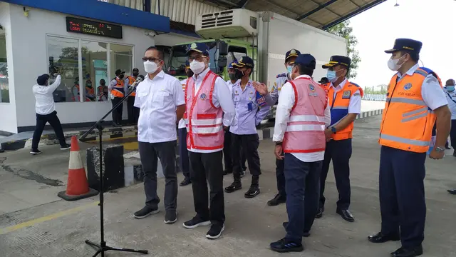 Menteri Perhubungan Budi Karya Sumadi melakukan kunjungan kerja ke Unit Pelaksana Penimbangan Kendaraan Bermotor (UPPKB) Losarang, Indramayu, Minggu 6 Juni 2021. Athika Rahma/Liputan6.com