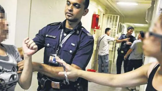 Pertengkaran yang dilerai polisi | Foto: copyright stomp.com.sg