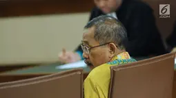 Ketua Pengadilan Tinggi Manado, Sudiwardono mengikuti sidang perdana di Pengadilan Tipikor, Jakarta, Rabu (28/2). Sudiwardono didakwa menerima suap dari Aditya A Moha untuk memengaruhi putusan banding Marlina M Siahaan. (Liputan6.com/Helmi Fithriansyah)