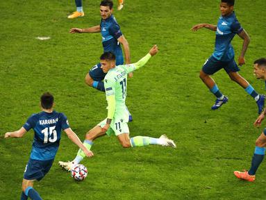 Pemain Lazio Joaquin Correa menendang bola saat menghadapi Zenit St. Petersburg pada pertandingan Grup F Liga Champions di Stadion Saint Petersburg, St. Petersburg, Rusia, Rabu (4/11/2020). Pertandingan berakhir dengan skor 1-1. (AP Photo/Mike Kireev)