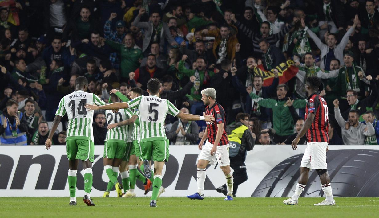 Pemain Real Betis melakukan selebrasi usai sang gelandang, Lo Celsco mencetak gol saat pertandingan baru berusia 12 menit pada fase grup Liga Europa yang berlangsung di Stadion Benito Villamarin, Spanyol (9/11) AC Milan bermain imba (AFP/Cristina Quicler)