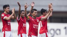 Kapten Persija, Ismed Sofyan, bersama rekan-rekannya merayakan kemenangan atas Borneo FC pada laga Liga 1 di Stadion Patriot Bekasi, Jawa Barat, Minggu (16/7/2017). Persija menang 1-0 atas Borneo FC. (Bola.com/Vitalis Yogi Trisna)