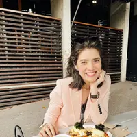 Meski awalnya ‘terjebak’ karena situasi Covid-19, aktris cantik Carissa Putri kini tinggal di Australia. Bintang film Ayat-Ayat Cinta itu pun kerap membagikan potret OOTD-nya yang modis di Instagram. (Instagram/carissa_puteri).