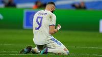 Karim Benzema mencetak satu gol saat Real Madrid takluk 2-3 dari Chelsea pada laga leg kedua perempat final Liga Champions di Santiago Bernabeu, Rabu (13/4/2022). Meski kalah, Madrid tetap lolos ke semifinal dengan agregat 5-4. (AP Photo/Manu Fernandez)