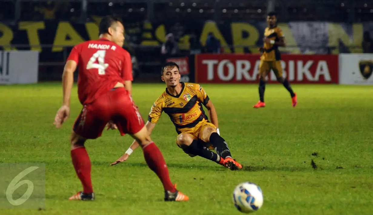 Penyerang Mitra Kukar, Rodrigo (tengah) terpeleset saat mencoba masuk ke pertahanan Semen Padang di laga final Piala Jenderal Sudirman di Stadion GBK Jakarta, Minggu (24/1/2016). Mitra Kukar tampil juara unggul 2-1. (Liputan6.com/Helmi Fithriansyah)