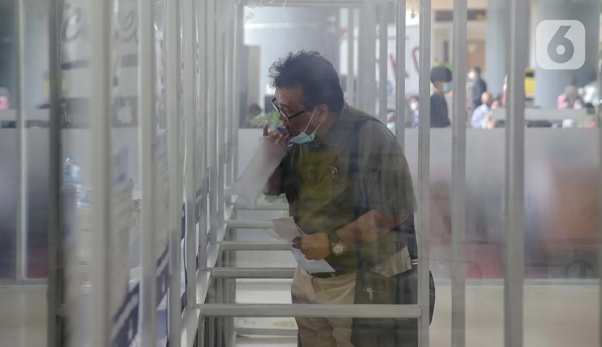 Calon penumpang mengembuskan nafasnya ke dalam kantong untuk dites COVID-19 dengan GeNose C19 di Stasiun Gambir, Jakarta, Rabu (24/3/2021). PT KAI (Persero) menaikkan tarif pemeriksaan tes GeNose C19 di sejumlah stasiun dari Rp20 ribu menjadi Rp30 ribu. (Liputan6.com/Faizal Fanani)