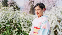 Dian Sastrowardoyo tampil cantik dan anggun saat mengenakan kimono bermotif floral yang feminin. Tak perlu tampil dengan makeup berlebihan, kecantikan Dian Sastro terlihat saat dirinya memilih makeup yang simpel saat mengenakan kimono.(Liputan6.com/IG/@therealdisastr)