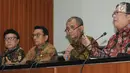 Menteri PPN/Kepala Bappenas Bambang Brodjonegoro (kanan) memberikan keterangan saat jumpa pers di Jakarta, Rabu (15/8). Tim nasional pencegahan Korupsi menggelar rapat 'Kolaborasi Cegah Korupsi' terhadap para pejabat pemerintah. (Merdeka.com/Dwi Narwoko)