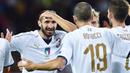 Para pemain Italia merayakan gol yang dicetak oleh Giorgio Chiellini ke gawang Makedonia pada laga Kualifikasi Piala Dunia 2018 di Stadion Olimpico, Turin, Jumat (6/10/2017). Italia ditahan imbang 1-1 dengan Makedonia. (AP/Alessandro Di Marco)