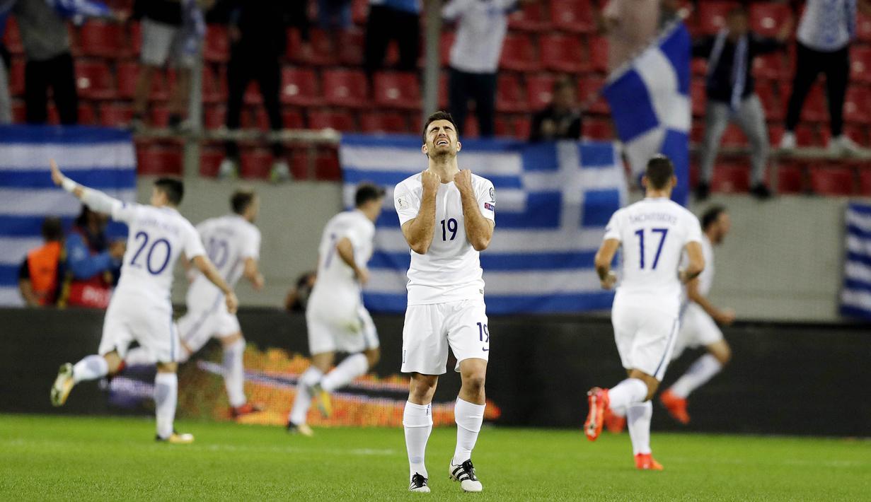 Bek Yunani, Sokratis Papastathopoulos, merayakan kemenangan atas Gibraltar pada laga Kualifikasi Piala Dunia 2018 di Stadion Georgios Karaskaikis, Athena, Selasa (10/10/2017). Yunani menang 4-0 atas Gibraltar. (AP/Thanassis Stavrakis)