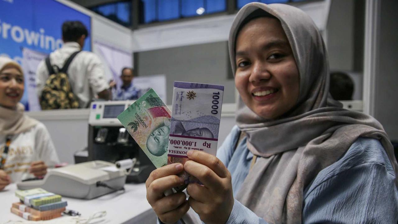 FOTO: Ribuan Warga Serbu Penukaran Uang Baru untuk Idulfitri di Hall Basket Senayan