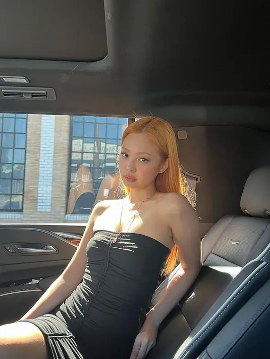 Rapper BLACKPINK ini sudah lama tak mengubah warna rambutnya. Tak heran banyak penggemar yang terkejut dengan perubahan warna rambutnya. (Instagram/jennyrubyjane).