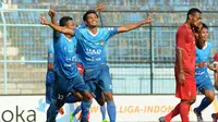 Selebrasi gol pertama PSIM oleh Arga Permana di Stadion Kanjuruhan, Malang, Kamis (12/10/2017). (Bola.com/Iwan Setiawan)