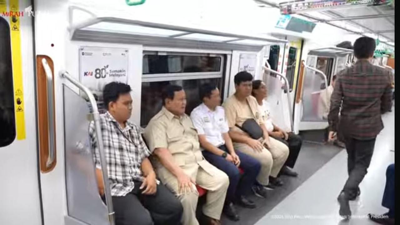 Intip Gaya Prabowo Naik KRL dari Manggarai, Resmikan Stasiun Tanah Abang Baru