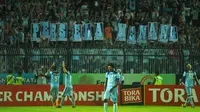 Suporter Persela Lamongan, LA Mania tak henti memberikan dukungan saat tim kesayangan mereka mengalahkan Perseru Serui 2-0 pada pekan ke-7 TSC 2016 presented by IM3 Ooredoo di Stadion Surajaya, Kamis (16/6/2016). (Bola.com/Fahrizal Arnas)