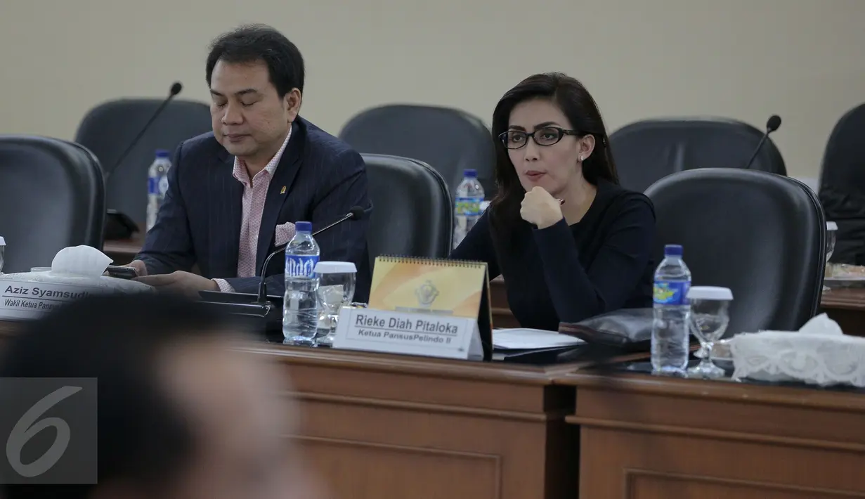 Ketua Pansus Rieke Dyah Pitaloka dan wakil ketua Pansus Pelindo II, Aziz Syamsudin saat berdiskusi di ruang rapat Gedung BPK, Jakarta, Senin (16/11). Pansus DPR RI meminta BPK mengaudit investigasi Pelindo II. (Liputan6.com/Faizal Fanani)