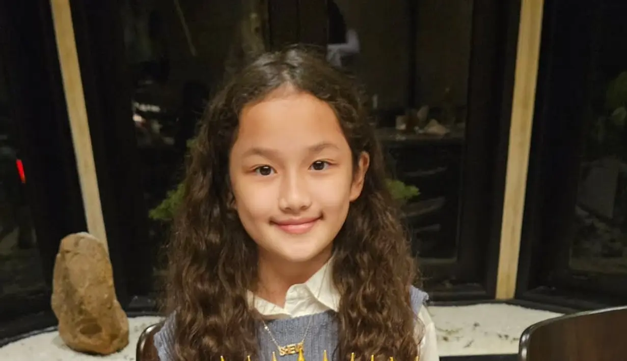 Sebagai pecinta serial Horor, Sheva pun mendapat kue ulang tahun Stranger Tings warna hitam lengkap dengan tulisan Happy Bday dan sembilan lilin. [@ussypratama]