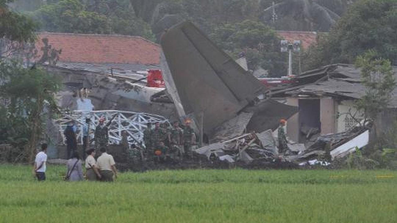 Badan Fokker yang menumbuk rumah