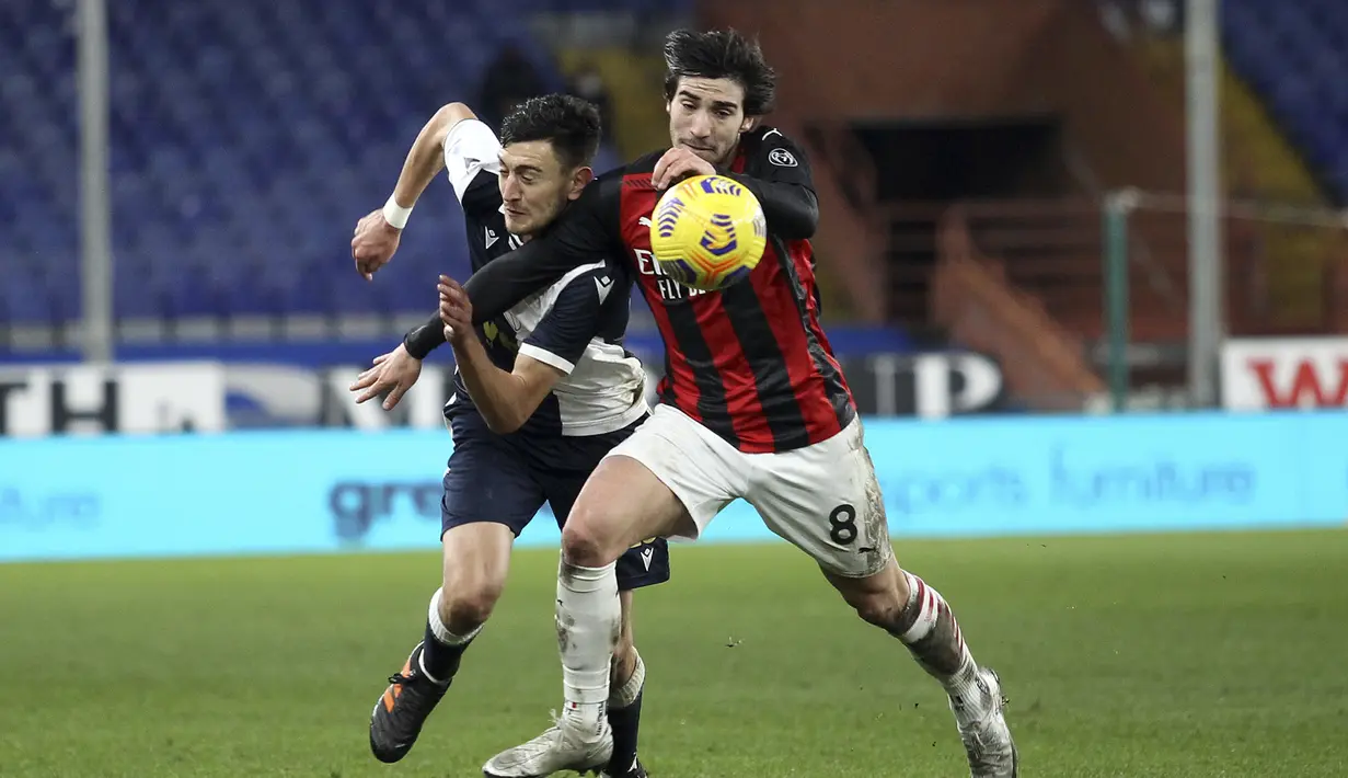 Gelandang AC Milan, Sandro Tonali berebut bola dengan pemain Sampdoria pada pertandingan lanjutan Liga Serie A Italia di Stadion Genoa Luigi Ferraris, Italia, Senin (7/12/2020). AC Milan menang tipis atas Sampdoria 2-1. (Tano Pecoraro/LaPresse via AP)