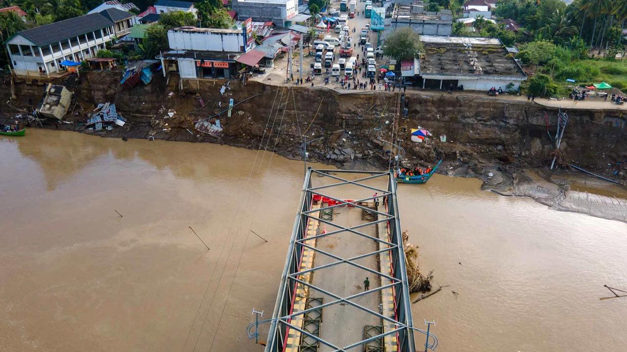 FOTO: Akses Terputus, Warga Kuta Blang Andalkan Penyeberangan Perahu Nelayan