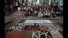 Puluhan pegiat Antikorupsi mengenakan topeng Wakil Ketua KPK, Bambang Widjojanto saat menggelar aksi di Gedung KPK, Jakarta, Sabtu (24/1/2015). (Liputan6.com/Herman Zakharia)