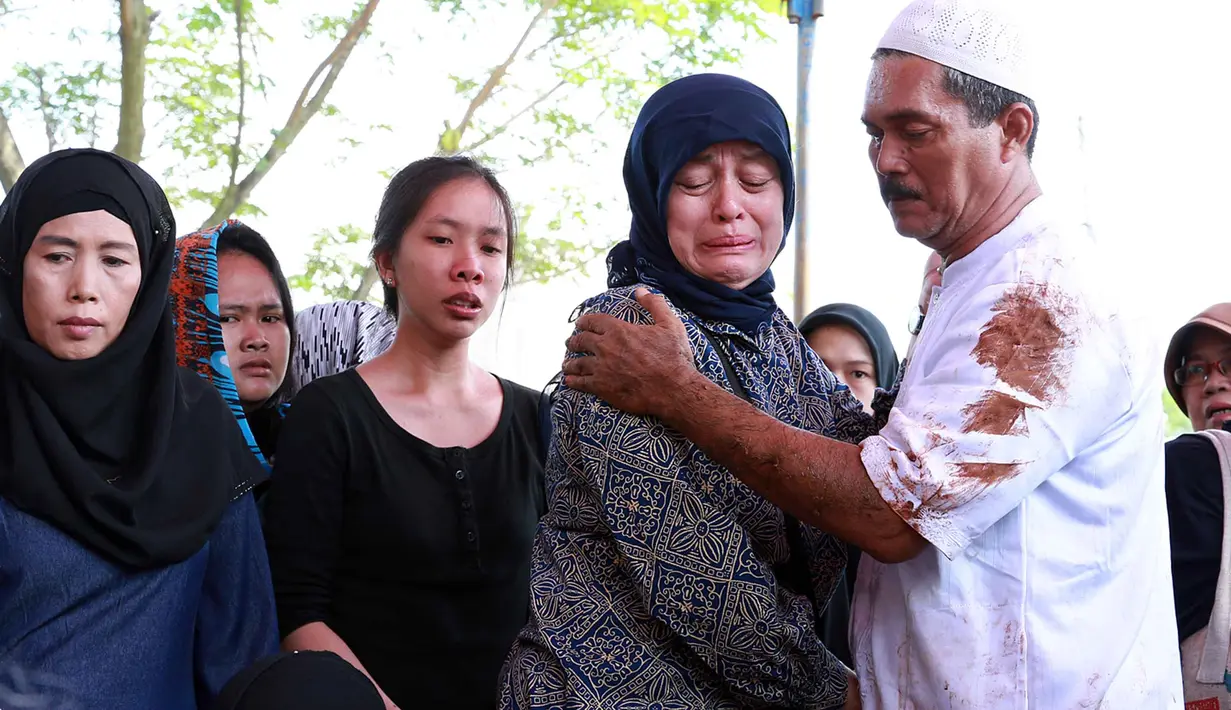 Mata presenter itu telihat merah. Beberapa kali ia harus mengusap air matanya yang mulai mengalir membasahi pipinya. Begitu juga para pelayat yang hadir yang tak kuasa menahan air matanya. (Deki Prayoga/Bintang.com)