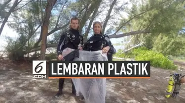 Dua orang penyelam gua menemukan lembaran besar plastik di gua bawah laut. Mereka tengah melakukan perjalanan ke lubang biru Kepulauan Bahama.