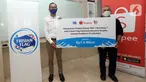 Corporate Affairs Director PT Frisian Flag Indonesia Andrew F. Saputro menyerahkan donasi kepada Pendiri Foodbank of Indonesia Hendro Utomo di Jakarta, Selasa (23/6/2020). Frisian Flag Indonesia dan Shopee Indonesia mengajak masyarakat melalui Gerakan Beli 1 Sumbang 1.(Liputan6.com/HO/Bon)